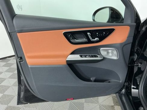 Used 2024 Mercedes-Benz GLC 300 4MATIC image 11