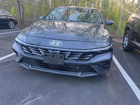 Used 2024 Hyundai Elantra Limited FWD image 3
