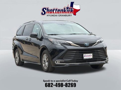 Used 2024 Toyota Sienna XLE FWD image 3