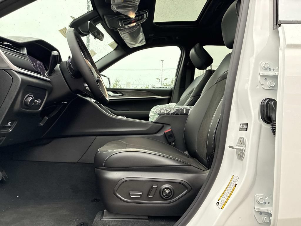 New 2026 Jeep Grand Cherokee Altitude AWD/4WD image 10