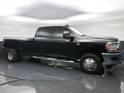 Used 2024 RAM 3500 Tradesman w/ Chrome Appearance Group AWD/4WD image 4