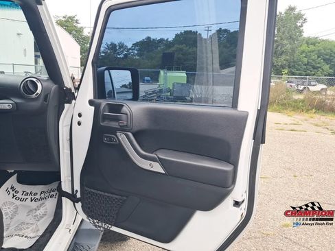 Used 2018 Jeep Wrangler Unlimited Sahara w/ Connectivity Group AWD/4WD image 34