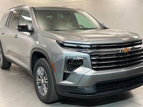 New 2026 Chevrolet Traverse LT w/ Driver Confidence Package AWD/4WD image 8