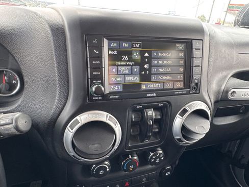 Used 2014 Jeep Wrangler Unlimited Sahara w/ Connectivity Group AWD/4WD image 27