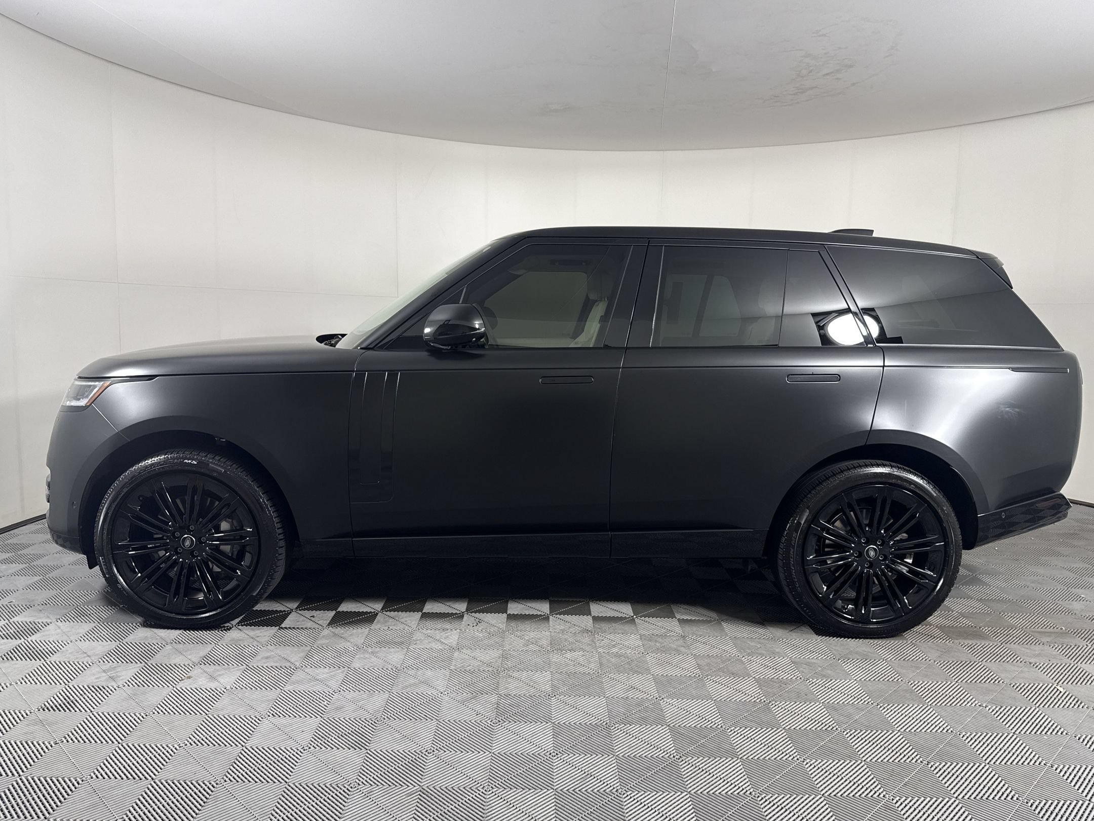 Used 2025 Land Rover Range Rover SE AWD/4WD image 2