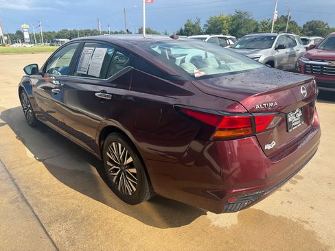 Used 2025 Nissan Altima 2.5 SV FWD image 4