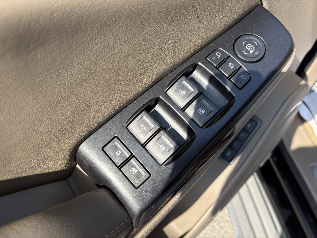 Used 2015 GMC Yukon SLT w/ Open Road Package AWD/4WD image 12