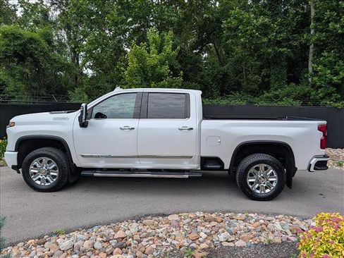 Used 2024 Chevrolet Silverado 2500 High Country w/ High Country Premium Package AWD/4WD image 2