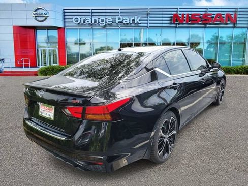 Used 2023 Nissan Altima 2.5 SR w/ SR Premium Package FWD image 2