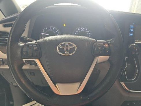 Used 2017 Toyota Sienna XLE image 5