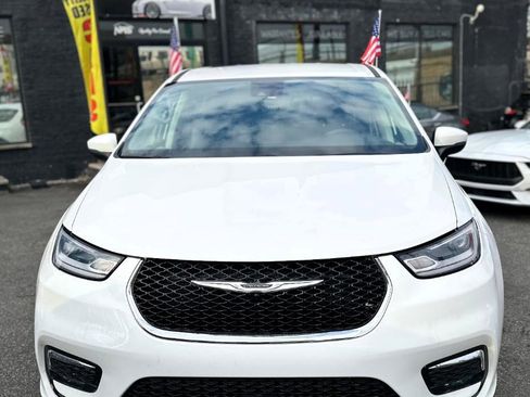 Used 2023 Chrysler Pacifica Touring-L image 2