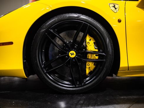 Used 2018 Ferrari 488 GTB RWD image 16