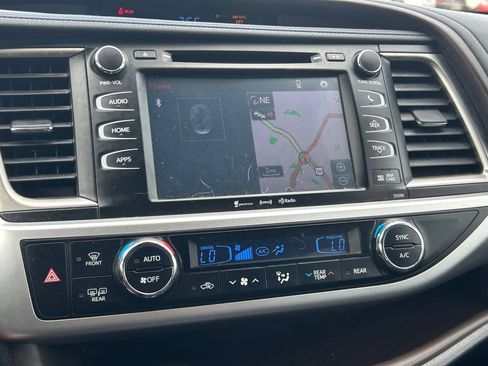 Used 2019 Toyota Highlander XLE FWD image 35