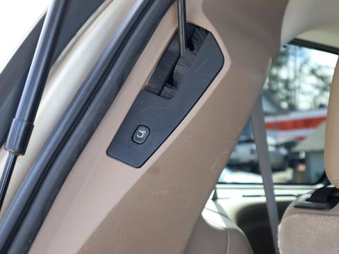 Used 2016 Chrysler Town & Country Touring-L w/ Driver Convenience Group FWD image 30