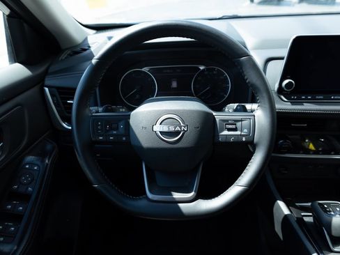 Used 2025 Nissan Rogue SV FWD image 15