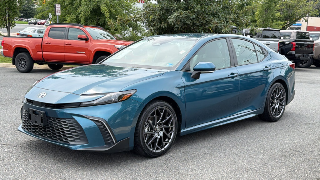 Used 2025 Toyota Camry SE w/ Convenience Package FWD image 2