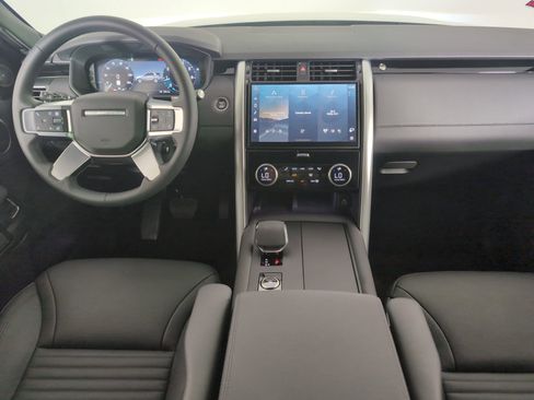 Used 2025 Land Rover Discovery S image 12