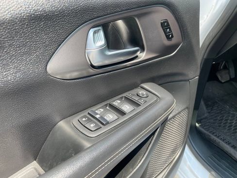 Used 2025 Chrysler Pacifica Select AWD/4WD image 12