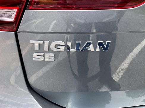 Used 2021 Volkswagen Tiguan SE w/ Panoramic Sunroof Package AWD/4WD image 9