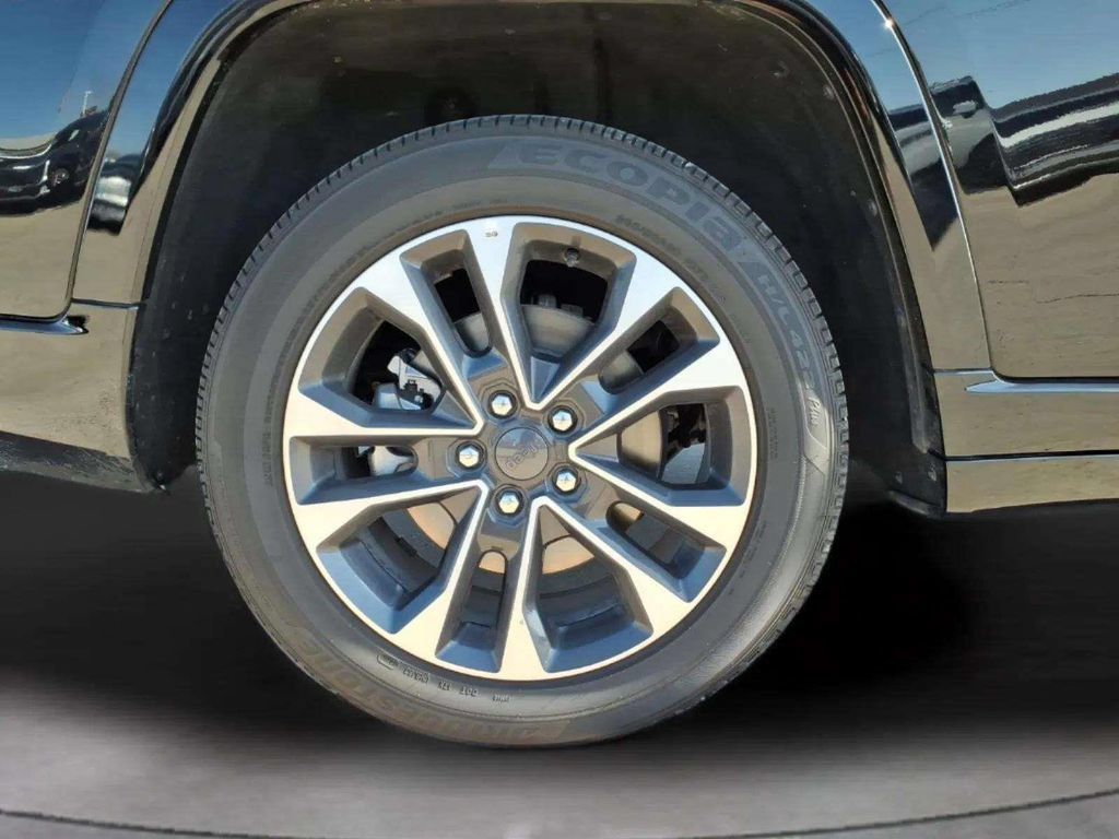 Used 2025 Jeep Grand Cherokee L Overland w/ Luxury Tech Group IV AWD/4WD image 20