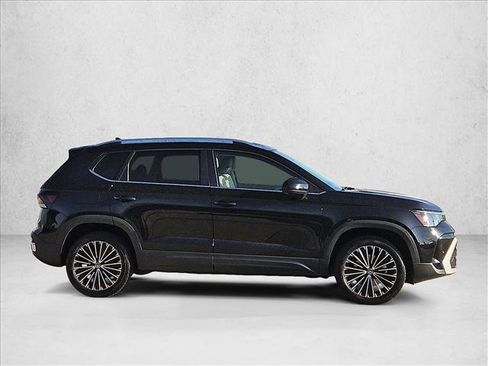Used 2025 Volkswagen Taos SE FWD image 4