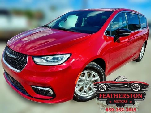 Used 2025 Chrysler Pacifica Select FWD image 1