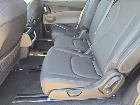 New 2026 Kia Carnival EX image 17