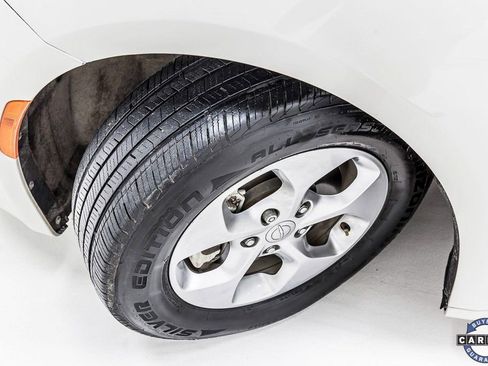 Used 2017 Chrysler Pacifica Touring-L image 12