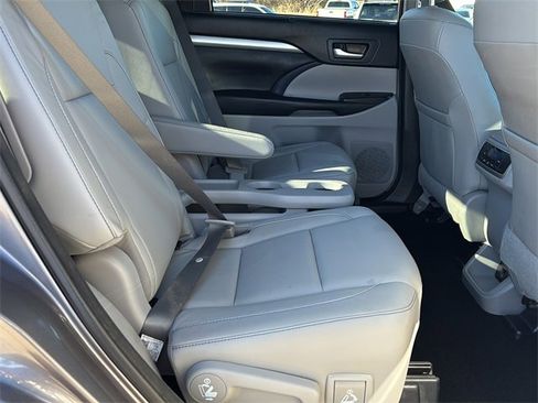 Used 2017 Toyota Highlander XLE image 12