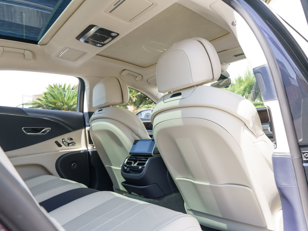 Used 2023 Bentley Flying Spur Plug-In Hybrid AWD/4WD image 23