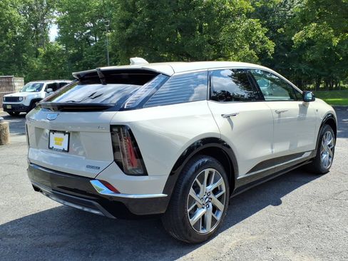 New 2027 Cadillac Optiq Luxury w/ LPO, Floor Liner Package AWD/4WD image 5