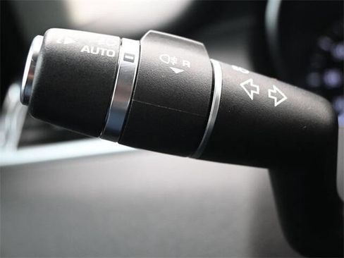 Used 2017 Land Rover Discovery Sport SE image 24