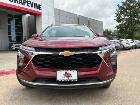 Used 2025 Chevrolet Trax LT FWD image 3