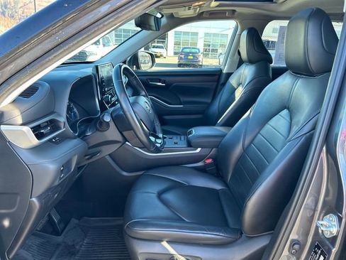 Used 2020 Toyota Highlander XLE image 17