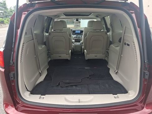 Used 2017 Chrysler Pacifica Limited image 30