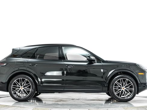 Used 2025 Porsche Cayenne AWD/4WD image 46