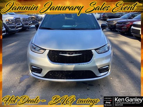 New 2026 Chrysler Pacifica Select image 2