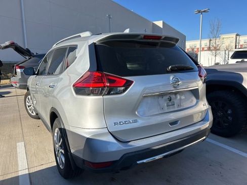 Used 2017 Nissan Rogue SV image 5