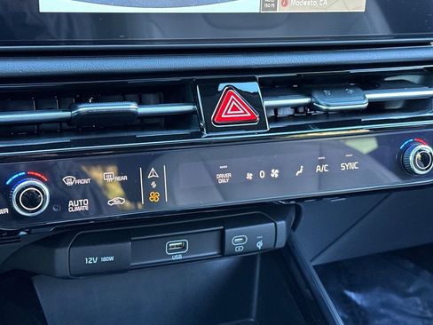 Used 2025 Kia Niro EX Touring image 18