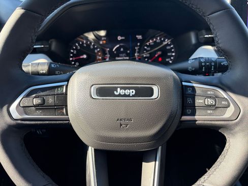 Used 2025 Jeep Compass Limited image 29