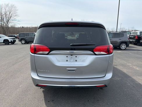 Used 2019 Chrysler Pacifica Touring-L image 4