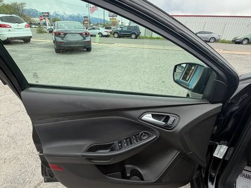 Used 2016 Ford Focus SE w/ SE Cold Weather Package FWD image 21