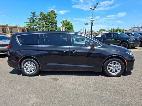 Used 2023 Chrysler Pacifica Touring-L FWD image 7