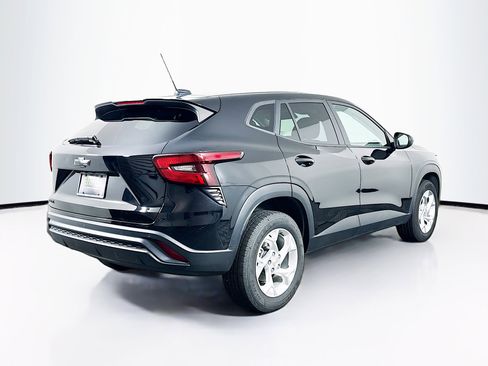 Used 2024 Chevrolet Trax LS w/ LS Convenience Package image 9