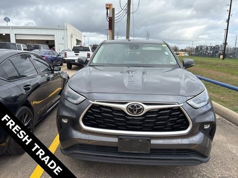 Used 2023 Toyota Highlander LE image 2