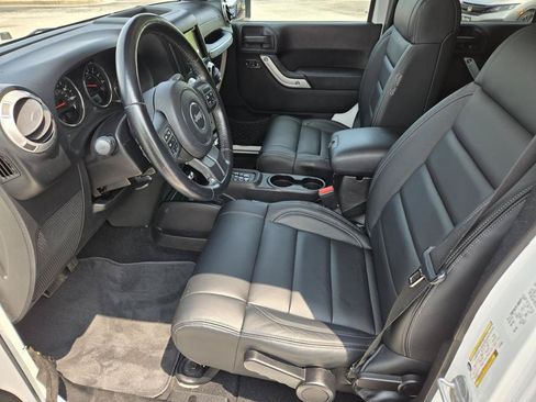 Used 2012 Jeep Wrangler Unlimited Sahara w/ Connectivity Group AWD/4WD image 13