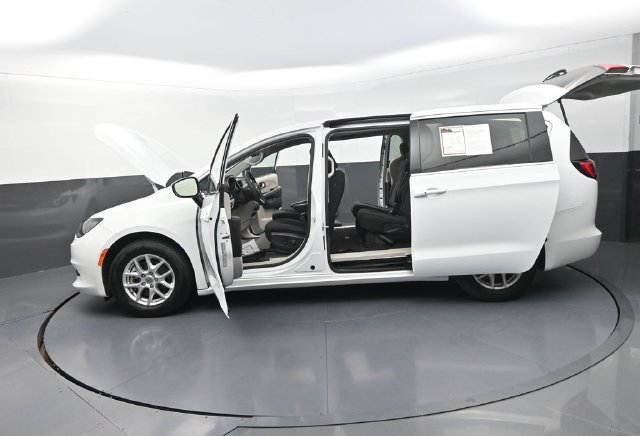 Used 2023 Chrysler Voyager LX FWD image 31