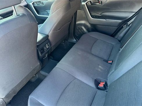 Used 2021 Toyota RAV4 SE image 12