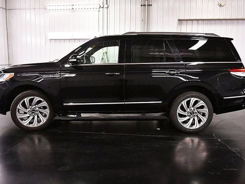 Used 2024 Lincoln Navigator Premiere image 4