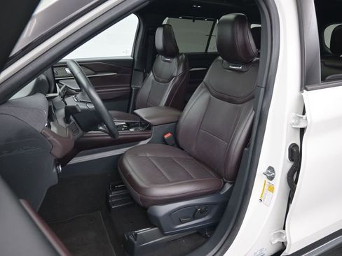 Used 2025 Ford Explorer Platinum RWD image 19